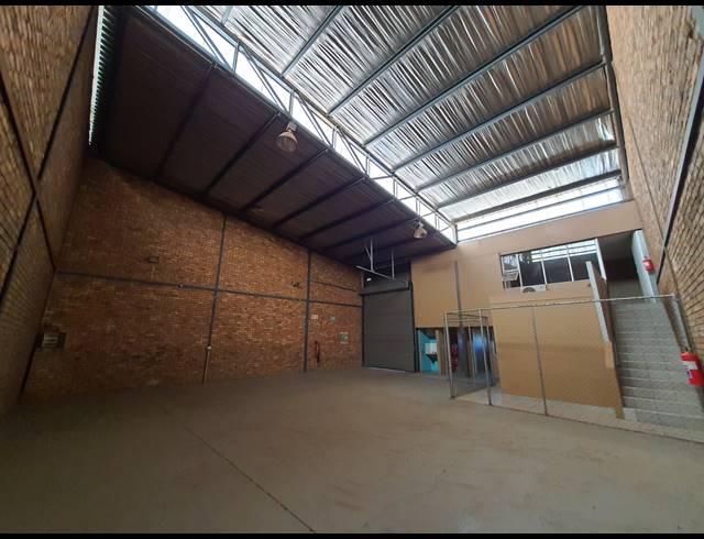 240M² WAREHOUSE TO LET IN DRIEHOEK